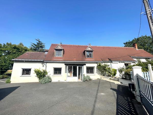 Deux maisons communicantes, près de 7 000 m² de terrain et une vue ouverte sur la campagne à Ligueil [REF. 7072]