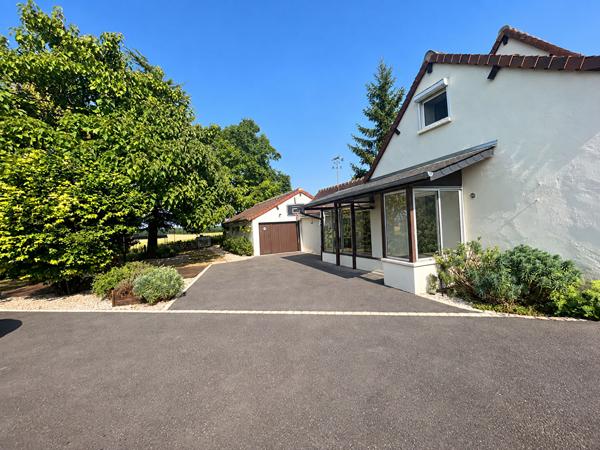 Deux maisons communicantes, près de 7 000 m² de terrain et une vue ouverte sur la campagne à Ligueil [REF. 7072]