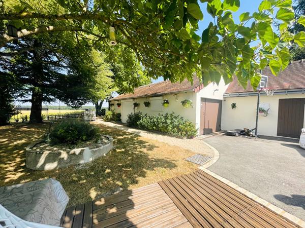 Deux maisons communicantes, près de 7 000 m² de terrain et une vue ouverte sur la campagne à Ligueil [REF. 7072]