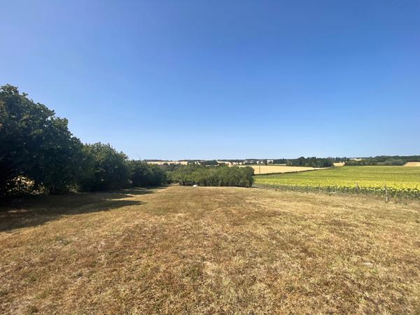 Deux maisons communicantes, près de 7 000 m² de terrain et une vue ouverte sur la campagne à Ligueil [REF. 7072]