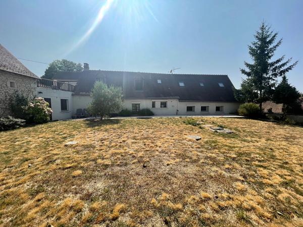Deux maisons communicantes, près de 7 000 m² de terrain et une vue ouverte sur la campagne à Ligueil [REF. 7072]
