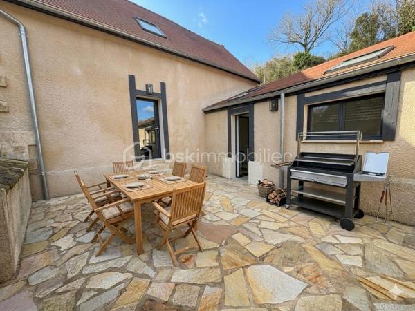 A Chars, gare sur place à quelques minutes a pieds .
venez découvrir cette charmante maison de ville idéalement situé pour concilier vie au calme et accessibilité !
Elle se compose au rez de chaussée d'une belle chambre , une salle de bains avec wc et d'une buanderie .
Au premier étage une cuisine aménagée avec un accés sur une grande terrasse sans vis a vis , un grand salon / salle a manger , une salle d'eau avec wc .
Au second étage : Un espace nuit avec deux belles chambres et un wc indépendant
le gros plus : Toiture neuve, aucun travaux !