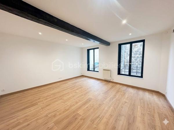 A Chars, gare sur place à quelques minutes a pieds .
venez découvrir cette charmante maison de ville idéalement situé pour concilier vie au calme et accessibilité !
Elle se compose au rez de chaussée d'une belle chambre , une salle de bains avec wc et d'une buanderie .
Au premier étage une cuisine aménagée avec un accés sur une grande terrasse sans vis a vis , un grand salon / salle a manger , une salle d'eau avec wc .
Au second étage : Un espace nuit avec deux belles chambres et un wc indépendant
le gros plus : Toiture neuve, aucun travaux !