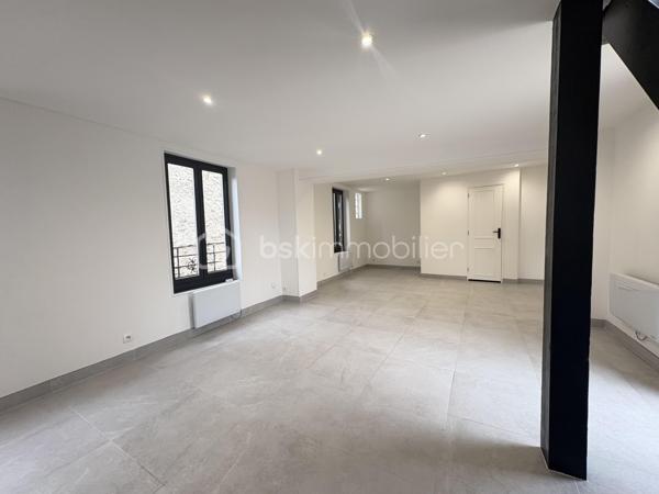 A Chars, gare sur place à quelques minutes a pieds .
venez découvrir cette charmante maison de ville idéalement situé pour concilier vie au calme et accessibilité !
Elle se compose au rez de chaussée d'une belle chambre , une salle de bains avec wc et d'une buanderie .
Au premier étage une cuisine aménagée avec un accés sur une grande terrasse sans vis a vis , un grand salon / salle a manger , une salle d'eau avec wc .
Au second étage : Un espace nuit avec deux belles chambres et un wc indépendant
le gros plus : Toiture neuve, aucun travaux !