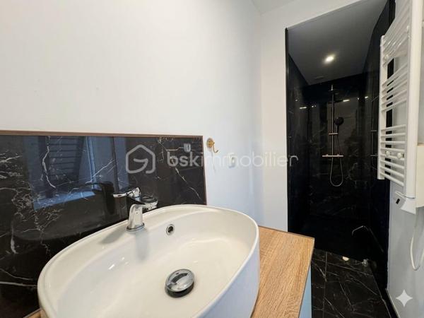 A Chars, gare sur place à quelques minutes a pieds .
venez découvrir cette charmante maison de ville idéalement situé pour concilier vie au calme et accessibilité !
Elle se compose au rez de chaussée d'une belle chambre , une salle de bains avec wc et d'une buanderie .
Au premier étage une cuisine aménagée avec un accés sur une grande terrasse sans vis a vis , un grand salon / salle a manger , une salle d'eau avec wc .
Au second étage : Un espace nuit avec deux belles chambres et un wc indépendant
le gros plus : Toiture neuve, aucun travaux !