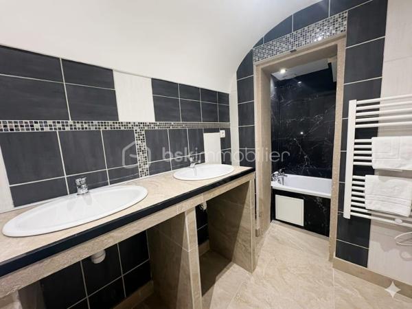 A Chars, gare sur place à quelques minutes a pieds .
venez découvrir cette charmante maison de ville idéalement situé pour concilier vie au calme et accessibilité !
Elle se compose au rez de chaussée d'une belle chambre , une salle de bains avec wc et d'une buanderie .
Au premier étage une cuisine aménagée avec un accés sur une grande terrasse sans vis a vis , un grand salon / salle a manger , une salle d'eau avec wc .
Au second étage : Un espace nuit avec deux belles chambres et un wc indépendant
le gros plus : Toiture neuve, aucun travaux !