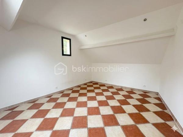A Chars, gare sur place à quelques minutes a pieds .
venez découvrir cette charmante maison de ville idéalement situé pour concilier vie au calme et accessibilité !
Elle se compose au rez de chaussée d'une belle chambre , une salle de bains avec wc et d'une buanderie .
Au premier étage une cuisine aménagée avec un accés sur une grande terrasse sans vis a vis , un grand salon / salle a manger , une salle d'eau avec wc .
Au second étage : Un espace nuit avec deux belles chambres et un wc indépendant
le gros plus : Toiture neuve, aucun travaux !
