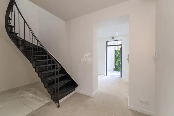 Local commercial en monopropriété - 20ème arrondissement €1 700 000 ** - Référence 64396-JB