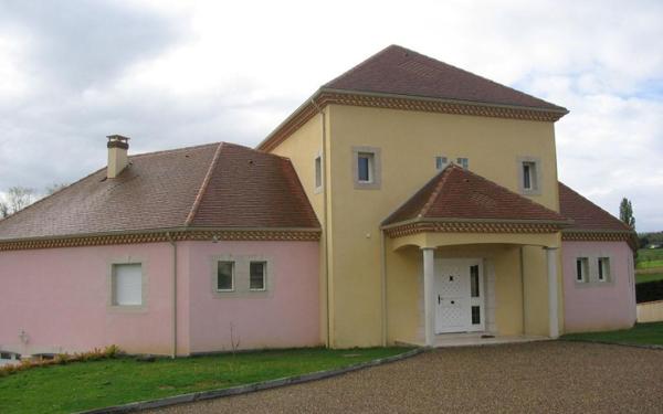 Maison à louer    6 pièces •  Parbayse