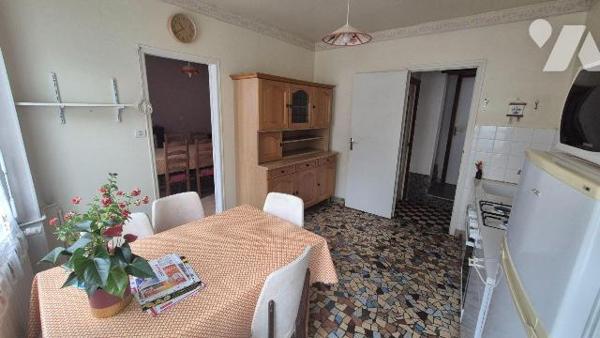 GORRON centre ville: maison de ville comprenant:
-Au rez-de-chaussée: entrée sur cuisine, salo...