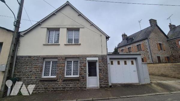 GORRON centre ville: maison de ville comprenant:
-Au rez-de-chaussée: entrée sur cuisine, salo...