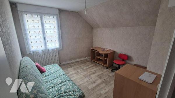 GORRON centre ville: maison de ville comprenant:
-Au rez-de-chaussée: entrée sur cuisine, salo...