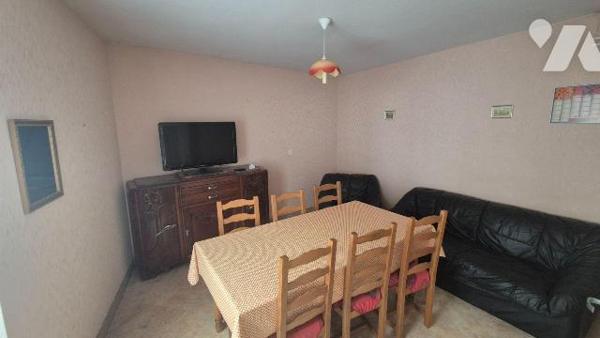 GORRON centre ville: maison de ville comprenant:
-Au rez-de-chaussée: entrée sur cuisine, salo...