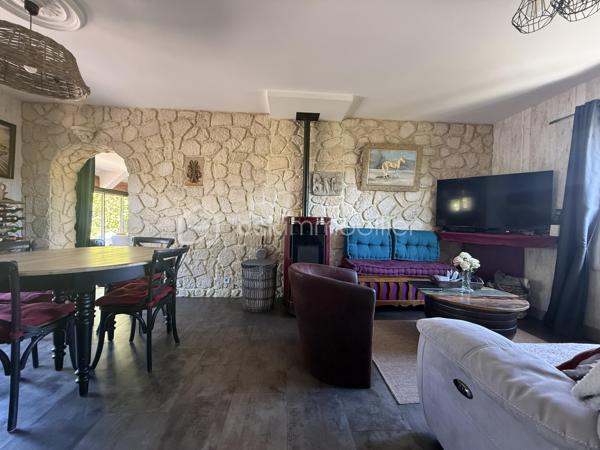 CO- EXCLUSIVITÉ - Située dans un environnement résidentiel calme et recherché de Beaumont-en-Auge, cette maison construite dans les années 90 offre un cadre de vie agréable, à proximité des commodités et à seulement quelques minutes de Pont-l’Évêque et de la côte.

D’une surface d’environ 123 m² au sol, elle s’ouvre sur une belle pièce de vie lumineuse, agrémentée d’un poêle à granulés, apportant confort et convivialité. Le double séjour crée un espace de réception chaleureux et baigné de lumière, avec une ouverture naturelle sur le jardin, soigneusement aménagé et entretenu.

La maison permet une véritable vie de plain-pied grâce à la présence d’une chambre, d’une salle d’eau, d’un cellier et de WC indépendants au rez-de-chaussée.

À l’étage, l’espace nuit se compose de trois chambres, dont une suite indépendante avec salle de bain, WC et dressing. Les deux autres chambres sont complétées par un dressing ainsi qu’un espace bureau, idéal pour le télétravail ou une chambre d’enfant. Une possibilité d’aménagement permettrait la création d’une salle d’eau supplémentaire à l’étage selon les besoins.

Implantée sur une belle parcelle d’environ 840 m², la propriété propose un agréable espace terrasse ainsi qu’un potager, offrant un cadre de vie extérieur soigné et propice à la détente. Un double garage permet un espace de stockage confortable et est complété par un appentis.