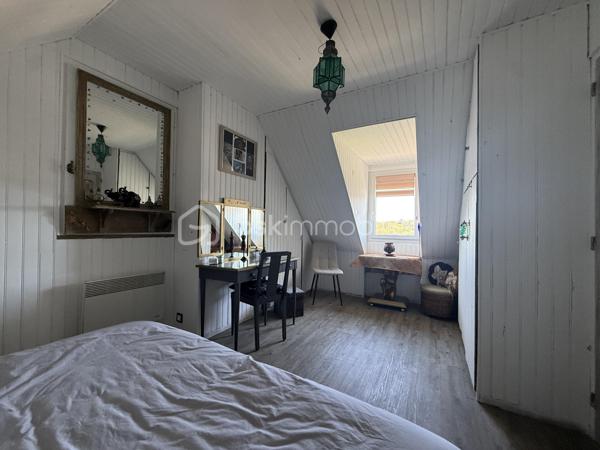 CO- EXCLUSIVITÉ - Située dans un environnement résidentiel calme et recherché de Beaumont-en-Auge, cette maison construite dans les années 90 offre un cadre de vie agréable, à proximité des commodités et à seulement quelques minutes de Pont-l’Évêque et de la côte.

D’une surface d’environ 123 m² au sol, elle s’ouvre sur une belle pièce de vie lumineuse, agrémentée d’un poêle à granulés, apportant confort et convivialité. Le double séjour crée un espace de réception chaleureux et baigné de lumière, avec une ouverture naturelle sur le jardin, soigneusement aménagé et entretenu.

La maison permet une véritable vie de plain-pied grâce à la présence d’une chambre, d’une salle d’eau, d’un cellier et de WC indépendants au rez-de-chaussée.

À l’étage, l’espace nuit se compose de trois chambres, dont une suite indépendante avec salle de bain, WC et dressing. Les deux autres chambres sont complétées par un dressing ainsi qu’un espace bureau, idéal pour le télétravail ou une chambre d’enfant. Une possibilité d’aménagement permettrait la création d’une salle d’eau supplémentaire à l’étage selon les besoins.

Implantée sur une belle parcelle d’environ 840 m², la propriété propose un agréable espace terrasse ainsi qu’un potager, offrant un cadre de vie extérieur soigné et propice à la détente. Un double garage permet un espace de stockage confortable et est complété par un appentis.