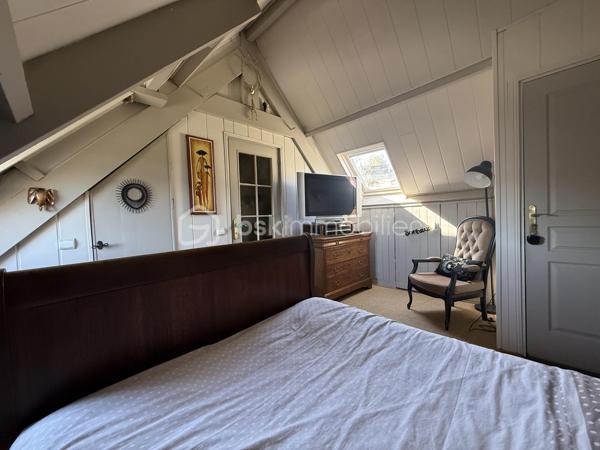 CO- EXCLUSIVITÉ - Située dans un environnement résidentiel calme et recherché de Beaumont-en-Auge, cette maison construite dans les années 90 offre un cadre de vie agréable, à proximité des commodités et à seulement quelques minutes de Pont-l’Évêque et de la côte.

D’une surface d’environ 123 m² au sol, elle s’ouvre sur une belle pièce de vie lumineuse, agrémentée d’un poêle à granulés, apportant confort et convivialité. Le double séjour crée un espace de réception chaleureux et baigné de lumière, avec une ouverture naturelle sur le jardin, soigneusement aménagé et entretenu.

La maison permet une véritable vie de plain-pied grâce à la présence d’une chambre, d’une salle d’eau, d’un cellier et de WC indépendants au rez-de-chaussée.

À l’étage, l’espace nuit se compose de trois chambres, dont une suite indépendante avec salle de bain, WC et dressing. Les deux autres chambres sont complétées par un dressing ainsi qu’un espace bureau, idéal pour le télétravail ou une chambre d’enfant. Une possibilité d’aménagement permettrait la création d’une salle d’eau supplémentaire à l’étage selon les besoins.

Implantée sur une belle parcelle d’environ 840 m², la propriété propose un agréable espace terrasse ainsi qu’un potager, offrant un cadre de vie extérieur soigné et propice à la détente. Un double garage permet un espace de stockage confortable et est complété par un appentis.