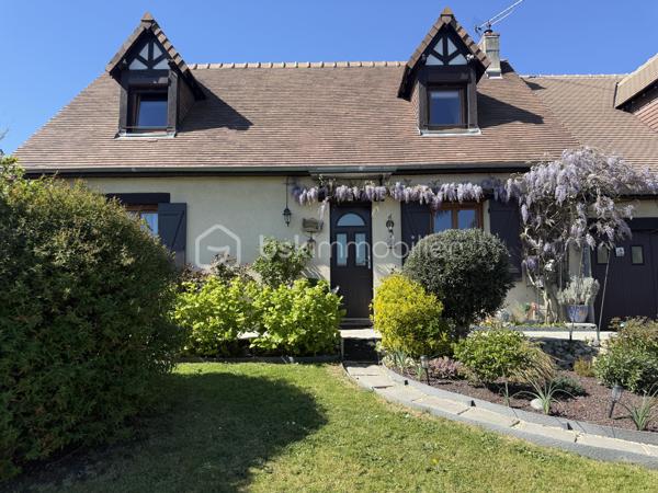 CO- EXCLUSIVITÉ - Située dans un environnement résidentiel calme et recherché de Beaumont-en-Auge, cette maison construite dans les années 90 offre un cadre de vie agréable, à proximité des commodités et à seulement quelques minutes de Pont-l’Évêque et de la côte.

D’une surface d’environ 123 m² au sol, elle s’ouvre sur une belle pièce de vie lumineuse, agrémentée d’un poêle à granulés, apportant confort et convivialité. Le double séjour crée un espace de réception chaleureux et baigné de lumière, avec une ouverture naturelle sur le jardin, soigneusement aménagé et entretenu.

La maison permet une véritable vie de plain-pied grâce à la présence d’une chambre, d’une salle d’eau, d’un cellier et de WC indépendants au rez-de-chaussée.

À l’étage, l’espace nuit se compose de trois chambres, dont une suite indépendante avec salle de bain, WC et dressing. Les deux autres chambres sont complétées par un dressing ainsi qu’un espace bureau, idéal pour le télétravail ou une chambre d’enfant. Une possibilité d’aménagement permettrait la création d’une salle d’eau supplémentaire à l’étage selon les besoins.

Implantée sur une belle parcelle d’environ 840 m², la propriété propose un agréable espace terrasse ainsi qu’un potager, offrant un cadre de vie extérieur soigné et propice à la détente. Un double garage permet un espace de stockage confortable et est complété par un appentis.
