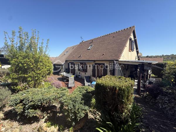 CO- EXCLUSIVITÉ - Située dans un environnement résidentiel calme et recherché de Beaumont-en-Auge, cette maison construite dans les années 90 offre un cadre de vie agréable, à proximité des commodités et à seulement quelques minutes de Pont-l’Évêque et de la côte.

D’une surface d’environ 123 m² au sol, elle s’ouvre sur une belle pièce de vie lumineuse, agrémentée d’un poêle à granulés, apportant confort et convivialité. Le double séjour crée un espace de réception chaleureux et baigné de lumière, avec une ouverture naturelle sur le jardin, soigneusement aménagé et entretenu.

La maison permet une véritable vie de plain-pied grâce à la présence d’une chambre, d’une salle d’eau, d’un cellier et de WC indépendants au rez-de-chaussée.

À l’étage, l’espace nuit se compose de trois chambres, dont une suite indépendante avec salle de bain, WC et dressing. Les deux autres chambres sont complétées par un dressing ainsi qu’un espace bureau, idéal pour le télétravail ou une chambre d’enfant. Une possibilité d’aménagement permettrait la création d’une salle d’eau supplémentaire à l’étage selon les besoins.

Implantée sur une belle parcelle d’environ 840 m², la propriété propose un agréable espace terrasse ainsi qu’un potager, offrant un cadre de vie extérieur soigné et propice à la détente. Un double garage permet un espace de stockage confortable et est complété par un appentis.