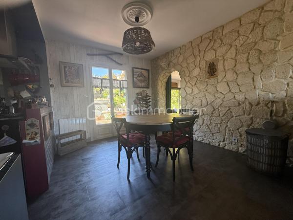 CO- EXCLUSIVITÉ - Située dans un environnement résidentiel calme et recherché de Beaumont-en-Auge, cette maison construite dans les années 90 offre un cadre de vie agréable, à proximité des commodités et à seulement quelques minutes de Pont-l’Évêque et de la côte.

D’une surface d’environ 123 m² au sol, elle s’ouvre sur une belle pièce de vie lumineuse, agrémentée d’un poêle à granulés, apportant confort et convivialité. Le double séjour crée un espace de réception chaleureux et baigné de lumière, avec une ouverture naturelle sur le jardin, soigneusement aménagé et entretenu.

La maison permet une véritable vie de plain-pied grâce à la présence d’une chambre, d’une salle d’eau, d’un cellier et de WC indépendants au rez-de-chaussée.

À l’étage, l’espace nuit se compose de trois chambres, dont une suite indépendante avec salle de bain, WC et dressing. Les deux autres chambres sont complétées par un dressing ainsi qu’un espace bureau, idéal pour le télétravail ou une chambre d’enfant. Une possibilité d’aménagement permettrait la création d’une salle d’eau supplémentaire à l’étage selon les besoins.

Implantée sur une belle parcelle d’environ 840 m², la propriété propose un agréable espace terrasse ainsi qu’un potager, offrant un cadre de vie extérieur soigné et propice à la détente. Un double garage permet un espace de stockage confortable et est complété par un appentis.