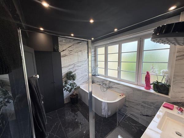 Un esprit loft baigné de lumière au coeur de Lisieux - Une rénovation remarquable au coeur de Lisieux