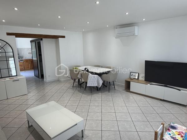 Je vous invite à découvrir cette très belle maison ancienne d’environ 110m2 au sol, cachée de tout regard extérieurs, située sur la commune de Champigny (89340). Commune qui bénéfice de l’ensemble des commodités : gare ferroviaire menant à Paris Gare de Lyon / Paris Bercy (1h15 de trajet). La gare est accessible à pied depuis la maison (environ 10 minutes), école maternelle jusqu’à la fin de la primaire, épiceries, boulangeries, pharmacie, médecins.

Votre futur chez vous est composé d’une pièce à vivre de 30m2 environ, dans la continuité une cuisine équipée de plus de 10m2 avec accès direct à l’extérieur et son coin terrasse. Une salle d’eau et un wc séparé complètent le rez-de-chaussée. Climatisation + chauffage présents dans la pièce de vie. 

À l’étage : un palier dessert les 3 chambres, toutes équipées de leurs velux électriques solaires + climatisation et chauffage. Un wc complète l’étage. 

Un second batiment est présent et dessert un studio de 15m2 environ, parfait pour un(e) adolescente) / une rentabilité locative / espace professionnel ou plus encore. Il bénéfice de sa douche et son wc. 

Coté jardin : la très belle parcelle entièrement close de plus de 2110m2 saura vous ravir.  
Elle est composée de multiples dépendances : une très belle grange de 90m2 environ avec une hauteur sous plafond de 8 mètres. Un garage de 25m2,  un atelier de plus de 18m2 sur deux niveaux, un second atelier, une buanderie, une cave voûtée. 
Une borne de recharge pour voiture électrique est présente. 

Les autres + : 
- Rénovation générale : plomberie, isolation + réfection de la toiture, pompe à chaleur, placo, peinture. 
- Assainissement tout à l’égout 
- Fibre optique présente 

Au delà des mots, le coup de coeur ne se raconte pas, il se vit !