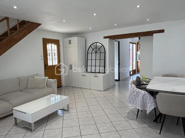 Je vous invite à découvrir cette très belle maison ancienne d’environ 110m2 au sol, cachée de tout regard extérieurs, située sur la commune de Champigny (89340). Commune qui bénéfice de l’ensemble des commodités : gare ferroviaire menant à Paris Gare de Lyon / Paris Bercy (1h15 de trajet). La gare est accessible à pied depuis la maison (environ 10 minutes), école maternelle jusqu’à la fin de la primaire, épiceries, boulangeries, pharmacie, médecins.

Votre futur chez vous est composé d’une pièce à vivre de 30m2 environ, dans la continuité une cuisine équipée de plus de 10m2 avec accès direct à l’extérieur et son coin terrasse. Une salle d’eau et un wc séparé complètent le rez-de-chaussée. Climatisation + chauffage présents dans la pièce de vie. 

À l’étage : un palier dessert les 3 chambres, toutes équipées de leurs velux électriques solaires + climatisation et chauffage. Un wc complète l’étage. 

Un second batiment est présent et dessert un studio de 15m2 environ, parfait pour un(e) adolescente) / une rentabilité locative / espace professionnel ou plus encore. Il bénéfice de sa douche et son wc. 

Coté jardin : la très belle parcelle entièrement close de plus de 2110m2 saura vous ravir.  
Elle est composée de multiples dépendances : une très belle grange de 90m2 environ avec une hauteur sous plafond de 8 mètres. Un garage de 25m2,  un atelier de plus de 18m2 sur deux niveaux, un second atelier, une buanderie, une cave voûtée. 
Une borne de recharge pour voiture électrique est présente. 

Les autres + : 
- Rénovation générale : plomberie, isolation + réfection de la toiture, pompe à chaleur, placo, peinture. 
- Assainissement tout à l’égout 
- Fibre optique présente 

Au delà des mots, le coup de coeur ne se raconte pas, il se vit !