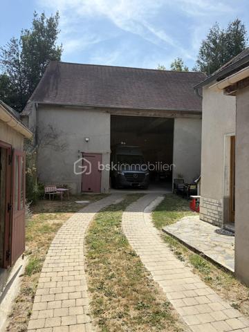 Je vous invite à découvrir cette très belle maison ancienne d’environ 110m2 au sol, cachée de tout regard extérieurs, située sur la commune de Champigny (89340). Commune qui bénéfice de l’ensemble des commodités : gare ferroviaire menant à Paris Gare de Lyon / Paris Bercy (1h15 de trajet). La gare est accessible à pied depuis la maison (environ 10 minutes), école maternelle jusqu’à la fin de la primaire, épiceries, boulangeries, pharmacie, médecins.

Votre futur chez vous est composé d’une pièce à vivre de 30m2 environ, dans la continuité une cuisine équipée de plus de 10m2 avec accès direct à l’extérieur et son coin terrasse. Une salle d’eau et un wc séparé complètent le rez-de-chaussée. Climatisation + chauffage présents dans la pièce de vie. 

À l’étage : un palier dessert les 3 chambres, toutes équipées de leurs velux électriques solaires + climatisation et chauffage. Un wc complète l’étage. 

Un second batiment est présent et dessert un studio de 15m2 environ, parfait pour un(e) adolescente) / une rentabilité locative / espace professionnel ou plus encore. Il bénéfice de sa douche et son wc. 

Coté jardin : la très belle parcelle entièrement close de plus de 2110m2 saura vous ravir.  
Elle est composée de multiples dépendances : une très belle grange de 90m2 environ avec une hauteur sous plafond de 8 mètres. Un garage de 25m2,  un atelier de plus de 18m2 sur deux niveaux, un second atelier, une buanderie, une cave voûtée. 
Une borne de recharge pour voiture électrique est présente. 

Les autres + : 
- Rénovation générale : plomberie, isolation + réfection de la toiture, pompe à chaleur, placo, peinture. 
- Assainissement tout à l’égout 
- Fibre optique présente 

Au delà des mots, le coup de coeur ne se raconte pas, il se vit !
