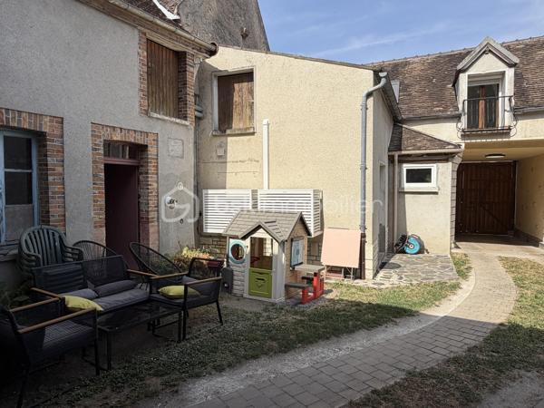 Je vous invite à découvrir cette très belle maison ancienne d’environ 110m2 au sol, cachée de tout regard extérieurs, située sur la commune de Champigny (89340). Commune qui bénéfice de l’ensemble des commodités : gare ferroviaire menant à Paris Gare de Lyon / Paris Bercy (1h15 de trajet). La gare est accessible à pied depuis la maison (environ 10 minutes), école maternelle jusqu’à la fin de la primaire, épiceries, boulangeries, pharmacie, médecins.

Votre futur chez vous est composé d’une pièce à vivre de 30m2 environ, dans la continuité une cuisine équipée de plus de 10m2 avec accès direct à l’extérieur et son coin terrasse. Une salle d’eau et un wc séparé complètent le rez-de-chaussée. Climatisation + chauffage présents dans la pièce de vie. 

À l’étage : un palier dessert les 3 chambres, toutes équipées de leurs velux électriques solaires + climatisation et chauffage. Un wc complète l’étage. 

Un second batiment est présent et dessert un studio de 15m2 environ, parfait pour un(e) adolescente) / une rentabilité locative / espace professionnel ou plus encore. Il bénéfice de sa douche et son wc. 

Coté jardin : la très belle parcelle entièrement close de plus de 2110m2 saura vous ravir.  
Elle est composée de multiples dépendances : une très belle grange de 90m2 environ avec une hauteur sous plafond de 8 mètres. Un garage de 25m2,  un atelier de plus de 18m2 sur deux niveaux, un second atelier, une buanderie, une cave voûtée. 
Une borne de recharge pour voiture électrique est présente. 

Les autres + : 
- Rénovation générale : plomberie, isolation + réfection de la toiture, pompe à chaleur, placo, peinture. 
- Assainissement tout à l’égout 
- Fibre optique présente 

Au delà des mots, le coup de coeur ne se raconte pas, il se vit !