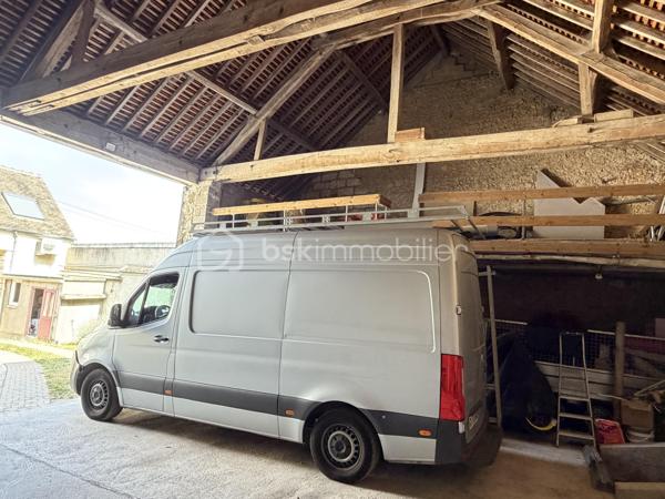 Je vous invite à découvrir cette très belle maison ancienne d’environ 110m2 au sol, cachée de tout regard extérieurs, située sur la commune de Champigny (89340). Commune qui bénéfice de l’ensemble des commodités : gare ferroviaire menant à Paris Gare de Lyon / Paris Bercy (1h15 de trajet). La gare est accessible à pied depuis la maison (environ 10 minutes), école maternelle jusqu’à la fin de la primaire, épiceries, boulangeries, pharmacie, médecins.

Votre futur chez vous est composé d’une pièce à vivre de 30m2 environ, dans la continuité une cuisine équipée de plus de 10m2 avec accès direct à l’extérieur et son coin terrasse. Une salle d’eau et un wc séparé complètent le rez-de-chaussée. Climatisation + chauffage présents dans la pièce de vie. 

À l’étage : un palier dessert les 3 chambres, toutes équipées de leurs velux électriques solaires + climatisation et chauffage. Un wc complète l’étage. 

Un second batiment est présent et dessert un studio de 15m2 environ, parfait pour un(e) adolescente) / une rentabilité locative / espace professionnel ou plus encore. Il bénéfice de sa douche et son wc. 

Coté jardin : la très belle parcelle entièrement close de plus de 2110m2 saura vous ravir.  
Elle est composée de multiples dépendances : une très belle grange de 90m2 environ avec une hauteur sous plafond de 8 mètres. Un garage de 25m2,  un atelier de plus de 18m2 sur deux niveaux, un second atelier, une buanderie, une cave voûtée. 
Une borne de recharge pour voiture électrique est présente. 

Les autres + : 
- Rénovation générale : plomberie, isolation + réfection de la toiture, pompe à chaleur, placo, peinture. 
- Assainissement tout à l’égout 
- Fibre optique présente 

Au delà des mots, le coup de coeur ne se raconte pas, il se vit !
