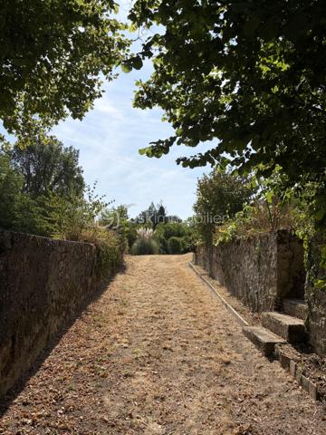 Je vous invite à découvrir cette très belle maison ancienne d’environ 110m2 au sol, cachée de tout regard extérieurs, située sur la commune de Champigny (89340). Commune qui bénéfice de l’ensemble des commodités : gare ferroviaire menant à Paris Gare de Lyon / Paris Bercy (1h15 de trajet). La gare est accessible à pied depuis la maison (environ 10 minutes), école maternelle jusqu’à la fin de la primaire, épiceries, boulangeries, pharmacie, médecins.

Votre futur chez vous est composé d’une pièce à vivre de 30m2 environ, dans la continuité une cuisine équipée de plus de 10m2 avec accès direct à l’extérieur et son coin terrasse. Une salle d’eau et un wc séparé complètent le rez-de-chaussée. Climatisation + chauffage présents dans la pièce de vie. 

À l’étage : un palier dessert les 3 chambres, toutes équipées de leurs velux électriques solaires + climatisation et chauffage. Un wc complète l’étage. 

Un second batiment est présent et dessert un studio de 15m2 environ, parfait pour un(e) adolescente) / une rentabilité locative / espace professionnel ou plus encore. Il bénéfice de sa douche et son wc. 

Coté jardin : la très belle parcelle entièrement close de plus de 2110m2 saura vous ravir.  
Elle est composée de multiples dépendances : une très belle grange de 90m2 environ avec une hauteur sous plafond de 8 mètres. Un garage de 25m2,  un atelier de plus de 18m2 sur deux niveaux, un second atelier, une buanderie, une cave voûtée. 
Une borne de recharge pour voiture électrique est présente. 

Les autres + : 
- Rénovation générale : plomberie, isolation + réfection de la toiture, pompe à chaleur, placo, peinture. 
- Assainissement tout à l’égout 
- Fibre optique présente 

Au delà des mots, le coup de coeur ne se raconte pas, il se vit !