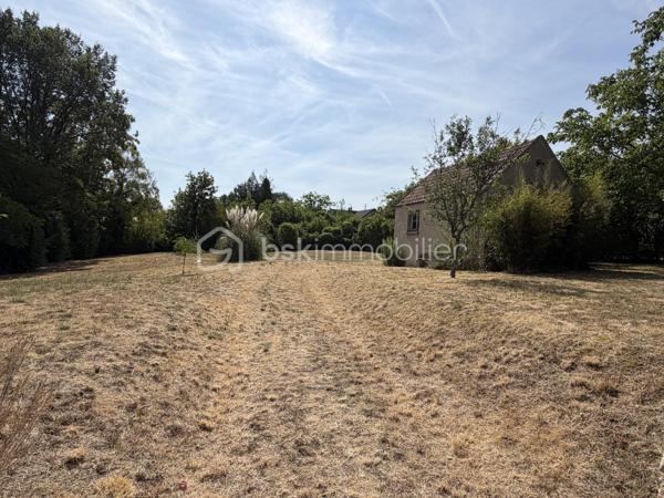 Je vous invite à découvrir cette très belle maison ancienne d’environ 110m2 au sol, cachée de tout regard extérieurs, située sur la commune de Champigny (89340). Commune qui bénéfice de l’ensemble des commodités : gare ferroviaire menant à Paris Gare de Lyon / Paris Bercy (1h15 de trajet). La gare est accessible à pied depuis la maison (environ 10 minutes), école maternelle jusqu’à la fin de la primaire, épiceries, boulangeries, pharmacie, médecins.

Votre futur chez vous est composé d’une pièce à vivre de 30m2 environ, dans la continuité une cuisine équipée de plus de 10m2 avec accès direct à l’extérieur et son coin terrasse. Une salle d’eau et un wc séparé complètent le rez-de-chaussée. Climatisation + chauffage présents dans la pièce de vie. 

À l’étage : un palier dessert les 3 chambres, toutes équipées de leurs velux électriques solaires + climatisation et chauffage. Un wc complète l’étage. 

Un second batiment est présent et dessert un studio de 15m2 environ, parfait pour un(e) adolescente) / une rentabilité locative / espace professionnel ou plus encore. Il bénéfice de sa douche et son wc. 

Coté jardin : la très belle parcelle entièrement close de plus de 2110m2 saura vous ravir.  
Elle est composée de multiples dépendances : une très belle grange de 90m2 environ avec une hauteur sous plafond de 8 mètres. Un garage de 25m2,  un atelier de plus de 18m2 sur deux niveaux, un second atelier, une buanderie, une cave voûtée. 
Une borne de recharge pour voiture électrique est présente. 

Les autres + : 
- Rénovation générale : plomberie, isolation + réfection de la toiture, pompe à chaleur, placo, peinture. 
- Assainissement tout à l’égout 
- Fibre optique présente 

Au delà des mots, le coup de coeur ne se raconte pas, il se vit !