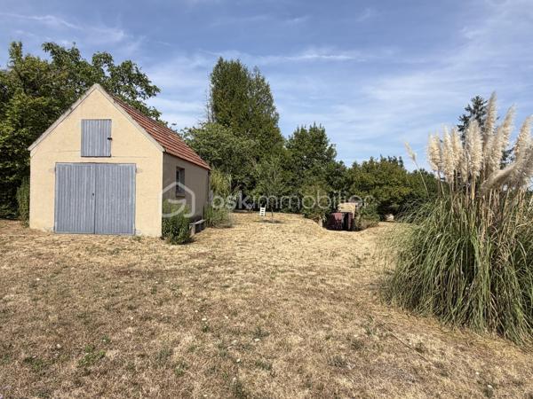 Je vous invite à découvrir cette très belle maison ancienne d’environ 110m2 au sol, cachée de tout regard extérieurs, située sur la commune de Champigny (89340). Commune qui bénéfice de l’ensemble des commodités : gare ferroviaire menant à Paris Gare de Lyon / Paris Bercy (1h15 de trajet). La gare est accessible à pied depuis la maison (environ 10 minutes), école maternelle jusqu’à la fin de la primaire, épiceries, boulangeries, pharmacie, médecins.

Votre futur chez vous est composé d’une pièce à vivre de 30m2 environ, dans la continuité une cuisine équipée de plus de 10m2 avec accès direct à l’extérieur et son coin terrasse. Une salle d’eau et un wc séparé complètent le rez-de-chaussée. Climatisation + chauffage présents dans la pièce de vie. 

À l’étage : un palier dessert les 3 chambres, toutes équipées de leurs velux électriques solaires + climatisation et chauffage. Un wc complète l’étage. 

Un second batiment est présent et dessert un studio de 15m2 environ, parfait pour un(e) adolescente) / une rentabilité locative / espace professionnel ou plus encore. Il bénéfice de sa douche et son wc. 

Coté jardin : la très belle parcelle entièrement close de plus de 2110m2 saura vous ravir.  
Elle est composée de multiples dépendances : une très belle grange de 90m2 environ avec une hauteur sous plafond de 8 mètres. Un garage de 25m2,  un atelier de plus de 18m2 sur deux niveaux, un second atelier, une buanderie, une cave voûtée. 
Une borne de recharge pour voiture électrique est présente. 

Les autres + : 
- Rénovation générale : plomberie, isolation + réfection de la toiture, pompe à chaleur, placo, peinture. 
- Assainissement tout à l’égout 
- Fibre optique présente 

Au delà des mots, le coup de coeur ne se raconte pas, il se vit !