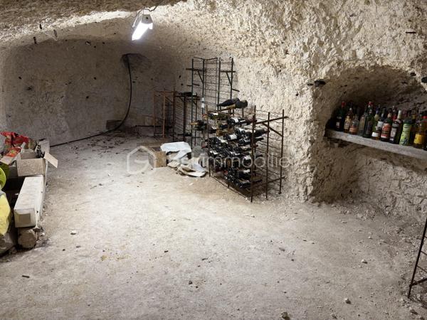 Je vous invite à découvrir cette très belle maison ancienne d’environ 110m2 au sol, cachée de tout regard extérieurs, située sur la commune de Champigny (89340). Commune qui bénéfice de l’ensemble des commodités : gare ferroviaire menant à Paris Gare de Lyon / Paris Bercy (1h15 de trajet). La gare est accessible à pied depuis la maison (environ 10 minutes), école maternelle jusqu’à la fin de la primaire, épiceries, boulangeries, pharmacie, médecins.

Votre futur chez vous est composé d’une pièce à vivre de 30m2 environ, dans la continuité une cuisine équipée de plus de 10m2 avec accès direct à l’extérieur et son coin terrasse. Une salle d’eau et un wc séparé complètent le rez-de-chaussée. Climatisation + chauffage présents dans la pièce de vie. 

À l’étage : un palier dessert les 3 chambres, toutes équipées de leurs velux électriques solaires + climatisation et chauffage. Un wc complète l’étage. 

Un second batiment est présent et dessert un studio de 15m2 environ, parfait pour un(e) adolescente) / une rentabilité locative / espace professionnel ou plus encore. Il bénéfice de sa douche et son wc. 

Coté jardin : la très belle parcelle entièrement close de plus de 2110m2 saura vous ravir.  
Elle est composée de multiples dépendances : une très belle grange de 90m2 environ avec une hauteur sous plafond de 8 mètres. Un garage de 25m2,  un atelier de plus de 18m2 sur deux niveaux, un second atelier, une buanderie, une cave voûtée. 
Une borne de recharge pour voiture électrique est présente. 

Les autres + : 
- Rénovation générale : plomberie, isolation + réfection de la toiture, pompe à chaleur, placo, peinture. 
- Assainissement tout à l’égout 
- Fibre optique présente 

Au delà des mots, le coup de coeur ne se raconte pas, il se vit !