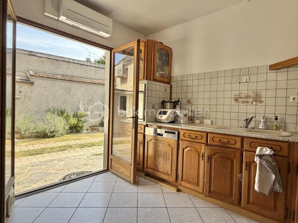 Je vous invite à découvrir cette très belle maison ancienne d’environ 110m2 au sol, cachée de tout regard extérieurs, située sur la commune de Champigny (89340). Commune qui bénéfice de l’ensemble des commodités : gare ferroviaire menant à Paris Gare de Lyon / Paris Bercy (1h15 de trajet). La gare est accessible à pied depuis la maison (environ 10 minutes), école maternelle jusqu’à la fin de la primaire, épiceries, boulangeries, pharmacie, médecins.

Votre futur chez vous est composé d’une pièce à vivre de 30m2 environ, dans la continuité une cuisine équipée de plus de 10m2 avec accès direct à l’extérieur et son coin terrasse. Une salle d’eau et un wc séparé complètent le rez-de-chaussée. Climatisation + chauffage présents dans la pièce de vie. 

À l’étage : un palier dessert les 3 chambres, toutes équipées de leurs velux électriques solaires + climatisation et chauffage. Un wc complète l’étage. 

Un second batiment est présent et dessert un studio de 15m2 environ, parfait pour un(e) adolescente) / une rentabilité locative / espace professionnel ou plus encore. Il bénéfice de sa douche et son wc. 

Coté jardin : la très belle parcelle entièrement close de plus de 2110m2 saura vous ravir.  
Elle est composée de multiples dépendances : une très belle grange de 90m2 environ avec une hauteur sous plafond de 8 mètres. Un garage de 25m2,  un atelier de plus de 18m2 sur deux niveaux, un second atelier, une buanderie, une cave voûtée. 
Une borne de recharge pour voiture électrique est présente. 

Les autres + : 
- Rénovation générale : plomberie, isolation + réfection de la toiture, pompe à chaleur, placo, peinture. 
- Assainissement tout à l’égout 
- Fibre optique présente 

Au delà des mots, le coup de coeur ne se raconte pas, il se vit !