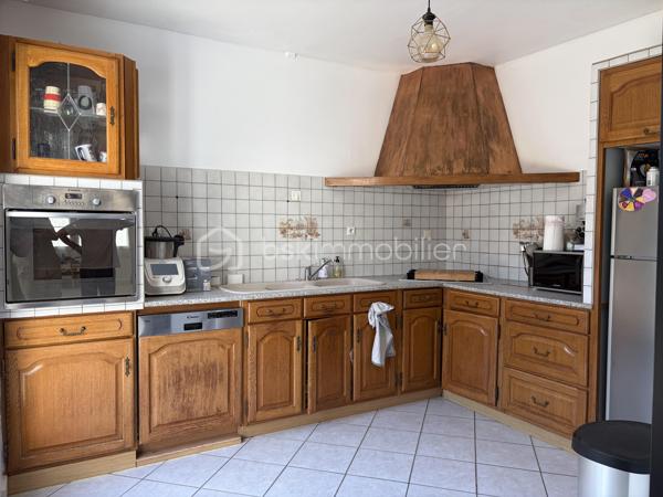Je vous invite à découvrir cette très belle maison ancienne d’environ 110m2 au sol, cachée de tout regard extérieurs, située sur la commune de Champigny (89340). Commune qui bénéfice de l’ensemble des commodités : gare ferroviaire menant à Paris Gare de Lyon / Paris Bercy (1h15 de trajet). La gare est accessible à pied depuis la maison (environ 10 minutes), école maternelle jusqu’à la fin de la primaire, épiceries, boulangeries, pharmacie, médecins.

Votre futur chez vous est composé d’une pièce à vivre de 30m2 environ, dans la continuité une cuisine équipée de plus de 10m2 avec accès direct à l’extérieur et son coin terrasse. Une salle d’eau et un wc séparé complètent le rez-de-chaussée. Climatisation + chauffage présents dans la pièce de vie. 

À l’étage : un palier dessert les 3 chambres, toutes équipées de leurs velux électriques solaires + climatisation et chauffage. Un wc complète l’étage. 

Un second batiment est présent et dessert un studio de 15m2 environ, parfait pour un(e) adolescente) / une rentabilité locative / espace professionnel ou plus encore. Il bénéfice de sa douche et son wc. 

Coté jardin : la très belle parcelle entièrement close de plus de 2110m2 saura vous ravir.  
Elle est composée de multiples dépendances : une très belle grange de 90m2 environ avec une hauteur sous plafond de 8 mètres. Un garage de 25m2,  un atelier de plus de 18m2 sur deux niveaux, un second atelier, une buanderie, une cave voûtée. 
Une borne de recharge pour voiture électrique est présente. 

Les autres + : 
- Rénovation générale : plomberie, isolation + réfection de la toiture, pompe à chaleur, placo, peinture. 
- Assainissement tout à l’égout 
- Fibre optique présente 

Au delà des mots, le coup de coeur ne se raconte pas, il se vit !