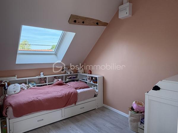 Je vous invite à découvrir cette très belle maison ancienne d’environ 110m2 au sol, cachée de tout regard extérieurs, située sur la commune de Champigny (89340). Commune qui bénéfice de l’ensemble des commodités : gare ferroviaire menant à Paris Gare de Lyon / Paris Bercy (1h15 de trajet). La gare est accessible à pied depuis la maison (environ 10 minutes), école maternelle jusqu’à la fin de la primaire, épiceries, boulangeries, pharmacie, médecins.

Votre futur chez vous est composé d’une pièce à vivre de 30m2 environ, dans la continuité une cuisine équipée de plus de 10m2 avec accès direct à l’extérieur et son coin terrasse. Une salle d’eau et un wc séparé complètent le rez-de-chaussée. Climatisation + chauffage présents dans la pièce de vie. 

À l’étage : un palier dessert les 3 chambres, toutes équipées de leurs velux électriques solaires + climatisation et chauffage. Un wc complète l’étage. 

Un second batiment est présent et dessert un studio de 15m2 environ, parfait pour un(e) adolescente) / une rentabilité locative / espace professionnel ou plus encore. Il bénéfice de sa douche et son wc. 

Coté jardin : la très belle parcelle entièrement close de plus de 2110m2 saura vous ravir.  
Elle est composée de multiples dépendances : une très belle grange de 90m2 environ avec une hauteur sous plafond de 8 mètres. Un garage de 25m2,  un atelier de plus de 18m2 sur deux niveaux, un second atelier, une buanderie, une cave voûtée. 
Une borne de recharge pour voiture électrique est présente. 

Les autres + : 
- Rénovation générale : plomberie, isolation + réfection de la toiture, pompe à chaleur, placo, peinture. 
- Assainissement tout à l’égout 
- Fibre optique présente 

Au delà des mots, le coup de coeur ne se raconte pas, il se vit !