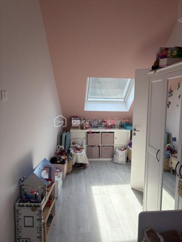 Je vous invite à découvrir cette très belle maison ancienne d’environ 110m2 au sol, cachée de tout regard extérieurs, située sur la commune de Champigny (89340). Commune qui bénéfice de l’ensemble des commodités : gare ferroviaire menant à Paris Gare de Lyon / Paris Bercy (1h15 de trajet). La gare est accessible à pied depuis la maison (environ 10 minutes), école maternelle jusqu’à la fin de la primaire, épiceries, boulangeries, pharmacie, médecins.

Votre futur chez vous est composé d’une pièce à vivre de 30m2 environ, dans la continuité une cuisine équipée de plus de 10m2 avec accès direct à l’extérieur et son coin terrasse. Une salle d’eau et un wc séparé complètent le rez-de-chaussée. Climatisation + chauffage présents dans la pièce de vie. 

À l’étage : un palier dessert les 3 chambres, toutes équipées de leurs velux électriques solaires + climatisation et chauffage. Un wc complète l’étage. 

Un second batiment est présent et dessert un studio de 15m2 environ, parfait pour un(e) adolescente) / une rentabilité locative / espace professionnel ou plus encore. Il bénéfice de sa douche et son wc. 

Coté jardin : la très belle parcelle entièrement close de plus de 2110m2 saura vous ravir.  
Elle est composée de multiples dépendances : une très belle grange de 90m2 environ avec une hauteur sous plafond de 8 mètres. Un garage de 25m2,  un atelier de plus de 18m2 sur deux niveaux, un second atelier, une buanderie, une cave voûtée. 
Une borne de recharge pour voiture électrique est présente. 

Les autres + : 
- Rénovation générale : plomberie, isolation + réfection de la toiture, pompe à chaleur, placo, peinture. 
- Assainissement tout à l’égout 
- Fibre optique présente 

Au delà des mots, le coup de coeur ne se raconte pas, il se vit !