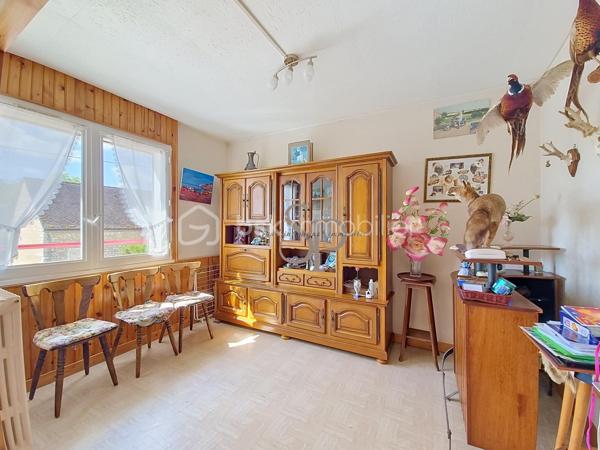Située à Nailly, dans un environnement calme et agréable, cette maison bénéficie d'un cadre de vie paisible tout en restant à quelques minutes de Sens et de l'ensemble de ses commodités.
Le village dispose d'une école élémentaire, de services de proximité, d'associations. Les familles pourront également profiter des établissements scolaires des communes voisines, avec les écoles maternelles du secteur, le collège de Paron ainsi que les collèges et lycées de Sens. Les commerces et services du quotidien sont facilement accessibles : supermarchés, pharmacies, professionnels de santé et commerces de proximité. Le centre-ville de Sens est accessible en quelques minutes. Côté transports, la gare SNCF de Sens, située à environ 5 km, permet de rejoindre facilement les principaux pôles urbains. Les accès aux autoroutes A5 et A19 sont également rapidement accessibles.

Cette maison à rénover, édifiée sur un sous-sol total, offre une belle base pour un projet de résidence principale ou de rénovation.

Elle se compose d'un sas d'entrée, d'un couloir avec placards, d'une grande chambre avec placard, d'un WC indépendant, d'une cuisine aménagée, d'une salle d'eau avec WC, d'une salle à manger, d'un salon.

Le salon offre la possibilité d'être réaménagé afin de créer une seconde chambre, selon les besoins et le projet des futurs propriétaires.

La maison est équipée d'un chauffage au gaz, volets roulants électriques et dispose d'un assainissement individuel (diagnostic en cours).

Des travaux sont à prévoir, notamment au niveau de l'installation électrique, des huisseries et de la décoration, offrant ainsi la possibilité de personnaliser entièrement le bien selon ses envies.

Vous apprécierez particulièrement la belle vue dégagée sur la campagne et la tranquillité des lieux.

Un bien offrant un cadre de vie agréable et recherché, avec le charme de la campagne et la proximité de Sens, idéal pour les acquéreurs à la recherche d'un projet de rénovation avec potentiel.
