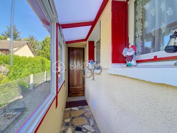 Située à Nailly, dans un environnement calme et agréable, cette maison bénéficie d'un cadre de vie paisible tout en restant à quelques minutes de Sens et de l'ensemble de ses commodités.
Le village dispose d'une école élémentaire, de services de proximité, d'associations. Les familles pourront également profiter des établissements scolaires des communes voisines, avec les écoles maternelles du secteur, le collège de Paron ainsi que les collèges et lycées de Sens. Les commerces et services du quotidien sont facilement accessibles : supermarchés, pharmacies, professionnels de santé et commerces de proximité. Le centre-ville de Sens est accessible en quelques minutes. Côté transports, la gare SNCF de Sens, située à environ 5 km, permet de rejoindre facilement les principaux pôles urbains. Les accès aux autoroutes A5 et A19 sont également rapidement accessibles.

Cette maison à rénover, édifiée sur un sous-sol total, offre une belle base pour un projet de résidence principale ou de rénovation.

Elle se compose d'un sas d'entrée, d'un couloir avec placards, d'une grande chambre avec placard, d'un WC indépendant, d'une cuisine aménagée, d'une salle d'eau avec WC, d'une salle à manger, d'un salon.

Le salon offre la possibilité d'être réaménagé afin de créer une seconde chambre, selon les besoins et le projet des futurs propriétaires.

La maison est équipée d'un chauffage au gaz, volets roulants électriques et dispose d'un assainissement individuel (diagnostic en cours).

Des travaux sont à prévoir, notamment au niveau de l'installation électrique, des huisseries et de la décoration, offrant ainsi la possibilité de personnaliser entièrement le bien selon ses envies.

Vous apprécierez particulièrement la belle vue dégagée sur la campagne et la tranquillité des lieux.

Un bien offrant un cadre de vie agréable et recherché, avec le charme de la campagne et la proximité de Sens, idéal pour les acquéreurs à la recherche d'un projet de rénovation avec potentiel.