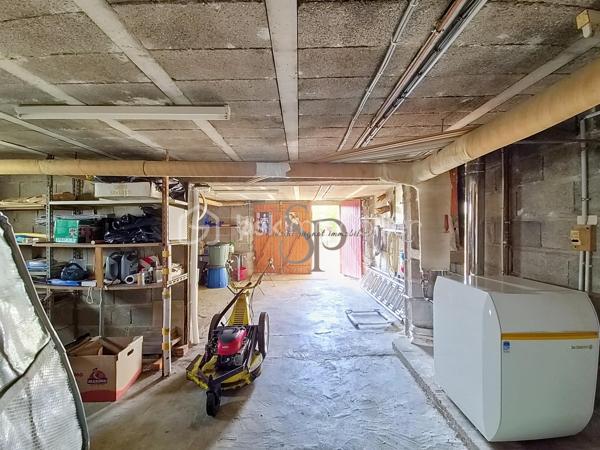 Située à Nailly, dans un environnement calme et agréable, cette maison bénéficie d'un cadre de vie paisible tout en restant à quelques minutes de Sens et de l'ensemble de ses commodités.
Le village dispose d'une école élémentaire, de services de proximité, d'associations. Les familles pourront également profiter des établissements scolaires des communes voisines, avec les écoles maternelles du secteur, le collège de Paron ainsi que les collèges et lycées de Sens. Les commerces et services du quotidien sont facilement accessibles : supermarchés, pharmacies, professionnels de santé et commerces de proximité. Le centre-ville de Sens est accessible en quelques minutes. Côté transports, la gare SNCF de Sens, située à environ 5 km, permet de rejoindre facilement les principaux pôles urbains. Les accès aux autoroutes A5 et A19 sont également rapidement accessibles.

Cette maison à rénover, édifiée sur un sous-sol total, offre une belle base pour un projet de résidence principale ou de rénovation.

Elle se compose d'un sas d'entrée, d'un couloir avec placards, d'une grande chambre avec placard, d'un WC indépendant, d'une cuisine aménagée, d'une salle d'eau avec WC, d'une salle à manger, d'un salon.

Le salon offre la possibilité d'être réaménagé afin de créer une seconde chambre, selon les besoins et le projet des futurs propriétaires.

La maison est équipée d'un chauffage au gaz, volets roulants électriques et dispose d'un assainissement individuel (diagnostic en cours).

Des travaux sont à prévoir, notamment au niveau de l'installation électrique, des huisseries et de la décoration, offrant ainsi la possibilité de personnaliser entièrement le bien selon ses envies.

Vous apprécierez particulièrement la belle vue dégagée sur la campagne et la tranquillité des lieux.

Un bien offrant un cadre de vie agréable et recherché, avec le charme de la campagne et la proximité de Sens, idéal pour les acquéreurs à la recherche d'un projet de rénovation avec potentiel.
