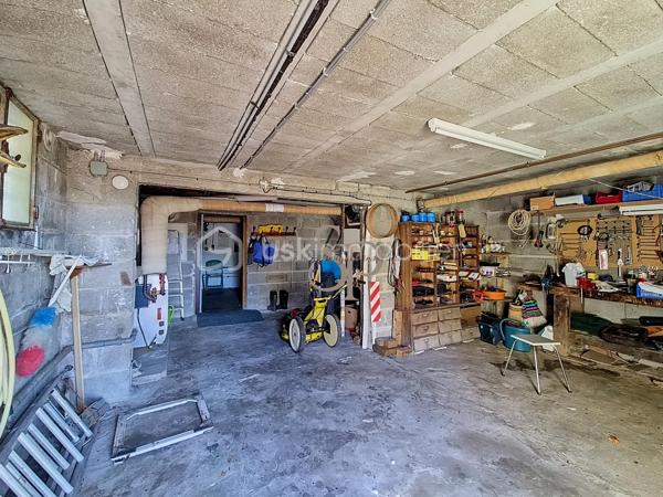 Située à Nailly, dans un environnement calme et agréable, cette maison bénéficie d'un cadre de vie paisible tout en restant à quelques minutes de Sens et de l'ensemble de ses commodités.
Le village dispose d'une école élémentaire, de services de proximité, d'associations. Les familles pourront également profiter des établissements scolaires des communes voisines, avec les écoles maternelles du secteur, le collège de Paron ainsi que les collèges et lycées de Sens. Les commerces et services du quotidien sont facilement accessibles : supermarchés, pharmacies, professionnels de santé et commerces de proximité. Le centre-ville de Sens est accessible en quelques minutes. Côté transports, la gare SNCF de Sens, située à environ 5 km, permet de rejoindre facilement les principaux pôles urbains. Les accès aux autoroutes A5 et A19 sont également rapidement accessibles.

Cette maison à rénover, édifiée sur un sous-sol total, offre une belle base pour un projet de résidence principale ou de rénovation.

Elle se compose d'un sas d'entrée, d'un couloir avec placards, d'une grande chambre avec placard, d'un WC indépendant, d'une cuisine aménagée, d'une salle d'eau avec WC, d'une salle à manger, d'un salon.

Le salon offre la possibilité d'être réaménagé afin de créer une seconde chambre, selon les besoins et le projet des futurs propriétaires.

La maison est équipée d'un chauffage au gaz, volets roulants électriques et dispose d'un assainissement individuel (diagnostic en cours).

Des travaux sont à prévoir, notamment au niveau de l'installation électrique, des huisseries et de la décoration, offrant ainsi la possibilité de personnaliser entièrement le bien selon ses envies.

Vous apprécierez particulièrement la belle vue dégagée sur la campagne et la tranquillité des lieux.

Un bien offrant un cadre de vie agréable et recherché, avec le charme de la campagne et la proximité de Sens, idéal pour les acquéreurs à la recherche d'un projet de rénovation avec potentiel.