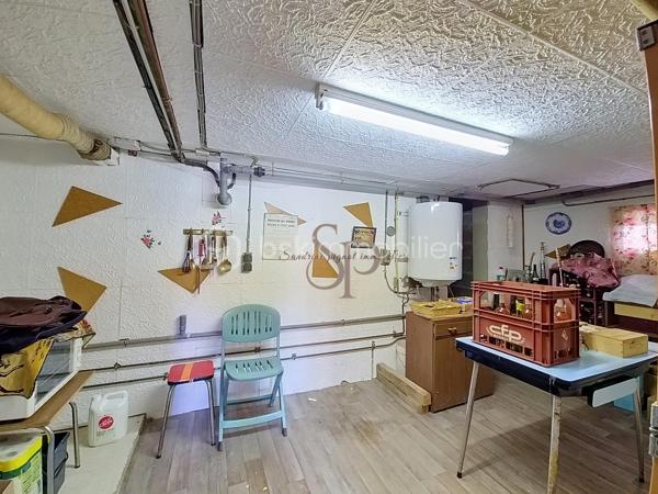 Située à Nailly, dans un environnement calme et agréable, cette maison bénéficie d'un cadre de vie paisible tout en restant à quelques minutes de Sens et de l'ensemble de ses commodités.
Le village dispose d'une école élémentaire, de services de proximité, d'associations. Les familles pourront également profiter des établissements scolaires des communes voisines, avec les écoles maternelles du secteur, le collège de Paron ainsi que les collèges et lycées de Sens. Les commerces et services du quotidien sont facilement accessibles : supermarchés, pharmacies, professionnels de santé et commerces de proximité. Le centre-ville de Sens est accessible en quelques minutes. Côté transports, la gare SNCF de Sens, située à environ 5 km, permet de rejoindre facilement les principaux pôles urbains. Les accès aux autoroutes A5 et A19 sont également rapidement accessibles.

Cette maison à rénover, édifiée sur un sous-sol total, offre une belle base pour un projet de résidence principale ou de rénovation.

Elle se compose d'un sas d'entrée, d'un couloir avec placards, d'une grande chambre avec placard, d'un WC indépendant, d'une cuisine aménagée, d'une salle d'eau avec WC, d'une salle à manger, d'un salon.

Le salon offre la possibilité d'être réaménagé afin de créer une seconde chambre, selon les besoins et le projet des futurs propriétaires.

La maison est équipée d'un chauffage au gaz, volets roulants électriques et dispose d'un assainissement individuel (diagnostic en cours).

Des travaux sont à prévoir, notamment au niveau de l'installation électrique, des huisseries et de la décoration, offrant ainsi la possibilité de personnaliser entièrement le bien selon ses envies.

Vous apprécierez particulièrement la belle vue dégagée sur la campagne et la tranquillité des lieux.

Un bien offrant un cadre de vie agréable et recherché, avec le charme de la campagne et la proximité de Sens, idéal pour les acquéreurs à la recherche d'un projet de rénovation avec potentiel.