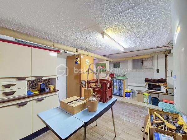 Située à Nailly, dans un environnement calme et agréable, cette maison bénéficie d'un cadre de vie paisible tout en restant à quelques minutes de Sens et de l'ensemble de ses commodités.
Le village dispose d'une école élémentaire, de services de proximité, d'associations. Les familles pourront également profiter des établissements scolaires des communes voisines, avec les écoles maternelles du secteur, le collège de Paron ainsi que les collèges et lycées de Sens. Les commerces et services du quotidien sont facilement accessibles : supermarchés, pharmacies, professionnels de santé et commerces de proximité. Le centre-ville de Sens est accessible en quelques minutes. Côté transports, la gare SNCF de Sens, située à environ 5 km, permet de rejoindre facilement les principaux pôles urbains. Les accès aux autoroutes A5 et A19 sont également rapidement accessibles.

Cette maison à rénover, édifiée sur un sous-sol total, offre une belle base pour un projet de résidence principale ou de rénovation.

Elle se compose d'un sas d'entrée, d'un couloir avec placards, d'une grande chambre avec placard, d'un WC indépendant, d'une cuisine aménagée, d'une salle d'eau avec WC, d'une salle à manger, d'un salon.

Le salon offre la possibilité d'être réaménagé afin de créer une seconde chambre, selon les besoins et le projet des futurs propriétaires.

La maison est équipée d'un chauffage au gaz, volets roulants électriques et dispose d'un assainissement individuel (diagnostic en cours).

Des travaux sont à prévoir, notamment au niveau de l'installation électrique, des huisseries et de la décoration, offrant ainsi la possibilité de personnaliser entièrement le bien selon ses envies.

Vous apprécierez particulièrement la belle vue dégagée sur la campagne et la tranquillité des lieux.

Un bien offrant un cadre de vie agréable et recherché, avec le charme de la campagne et la proximité de Sens, idéal pour les acquéreurs à la recherche d'un projet de rénovation avec potentiel.