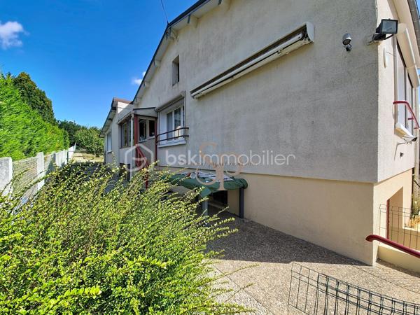 Située à Nailly, dans un environnement calme et agréable, cette maison bénéficie d'un cadre de vie paisible tout en restant à quelques minutes de Sens et de l'ensemble de ses commodités.
Le village dispose d'une école élémentaire, de services de proximité, d'associations. Les familles pourront également profiter des établissements scolaires des communes voisines, avec les écoles maternelles du secteur, le collège de Paron ainsi que les collèges et lycées de Sens. Les commerces et services du quotidien sont facilement accessibles : supermarchés, pharmacies, professionnels de santé et commerces de proximité. Le centre-ville de Sens est accessible en quelques minutes. Côté transports, la gare SNCF de Sens, située à environ 5 km, permet de rejoindre facilement les principaux pôles urbains. Les accès aux autoroutes A5 et A19 sont également rapidement accessibles.

Cette maison à rénover, édifiée sur un sous-sol total, offre une belle base pour un projet de résidence principale ou de rénovation.

Elle se compose d'un sas d'entrée, d'un couloir avec placards, d'une grande chambre avec placard, d'un WC indépendant, d'une cuisine aménagée, d'une salle d'eau avec WC, d'une salle à manger, d'un salon.

Le salon offre la possibilité d'être réaménagé afin de créer une seconde chambre, selon les besoins et le projet des futurs propriétaires.

La maison est équipée d'un chauffage au gaz, volets roulants électriques et dispose d'un assainissement individuel (diagnostic en cours).

Des travaux sont à prévoir, notamment au niveau de l'installation électrique, des huisseries et de la décoration, offrant ainsi la possibilité de personnaliser entièrement le bien selon ses envies.

Vous apprécierez particulièrement la belle vue dégagée sur la campagne et la tranquillité des lieux.

Un bien offrant un cadre de vie agréable et recherché, avec le charme de la campagne et la proximité de Sens, idéal pour les acquéreurs à la recherche d'un projet de rénovation avec potentiel.
