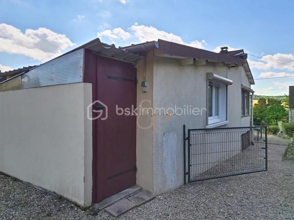 Située à Nailly, dans un environnement calme et agréable, cette maison bénéficie d'un cadre de vie paisible tout en restant à quelques minutes de Sens et de l'ensemble de ses commodités.
Le village dispose d'une école élémentaire, de services de proximité, d'associations. Les familles pourront également profiter des établissements scolaires des communes voisines, avec les écoles maternelles du secteur, le collège de Paron ainsi que les collèges et lycées de Sens. Les commerces et services du quotidien sont facilement accessibles : supermarchés, pharmacies, professionnels de santé et commerces de proximité. Le centre-ville de Sens est accessible en quelques minutes. Côté transports, la gare SNCF de Sens, située à environ 5 km, permet de rejoindre facilement les principaux pôles urbains. Les accès aux autoroutes A5 et A19 sont également rapidement accessibles.

Cette maison à rénover, édifiée sur un sous-sol total, offre une belle base pour un projet de résidence principale ou de rénovation.

Elle se compose d'un sas d'entrée, d'un couloir avec placards, d'une grande chambre avec placard, d'un WC indépendant, d'une cuisine aménagée, d'une salle d'eau avec WC, d'une salle à manger, d'un salon.

Le salon offre la possibilité d'être réaménagé afin de créer une seconde chambre, selon les besoins et le projet des futurs propriétaires.

La maison est équipée d'un chauffage au gaz, volets roulants électriques et dispose d'un assainissement individuel (diagnostic en cours).

Des travaux sont à prévoir, notamment au niveau de l'installation électrique, des huisseries et de la décoration, offrant ainsi la possibilité de personnaliser entièrement le bien selon ses envies.

Vous apprécierez particulièrement la belle vue dégagée sur la campagne et la tranquillité des lieux.

Un bien offrant un cadre de vie agréable et recherché, avec le charme de la campagne et la proximité de Sens, idéal pour les acquéreurs à la recherche d'un projet de rénovation avec potentiel.