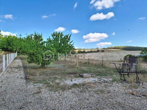 Située à Nailly, dans un environnement calme et agréable, cette maison bénéficie d'un cadre de vie paisible tout en restant à quelques minutes de Sens et de l'ensemble de ses commodités.
Le village dispose d'une école élémentaire, de services de proximité, d'associations. Les familles pourront également profiter des établissements scolaires des communes voisines, avec les écoles maternelles du secteur, le collège de Paron ainsi que les collèges et lycées de Sens. Les commerces et services du quotidien sont facilement accessibles : supermarchés, pharmacies, professionnels de santé et commerces de proximité. Le centre-ville de Sens est accessible en quelques minutes. Côté transports, la gare SNCF de Sens, située à environ 5 km, permet de rejoindre facilement les principaux pôles urbains. Les accès aux autoroutes A5 et A19 sont également rapidement accessibles.

Cette maison à rénover, édifiée sur un sous-sol total, offre une belle base pour un projet de résidence principale ou de rénovation.

Elle se compose d'un sas d'entrée, d'un couloir avec placards, d'une grande chambre avec placard, d'un WC indépendant, d'une cuisine aménagée, d'une salle d'eau avec WC, d'une salle à manger, d'un salon.

Le salon offre la possibilité d'être réaménagé afin de créer une seconde chambre, selon les besoins et le projet des futurs propriétaires.

La maison est équipée d'un chauffage au gaz, volets roulants électriques et dispose d'un assainissement individuel (diagnostic en cours).

Des travaux sont à prévoir, notamment au niveau de l'installation électrique, des huisseries et de la décoration, offrant ainsi la possibilité de personnaliser entièrement le bien selon ses envies.

Vous apprécierez particulièrement la belle vue dégagée sur la campagne et la tranquillité des lieux.

Un bien offrant un cadre de vie agréable et recherché, avec le charme de la campagne et la proximité de Sens, idéal pour les acquéreurs à la recherche d'un projet de rénovation avec potentiel.
