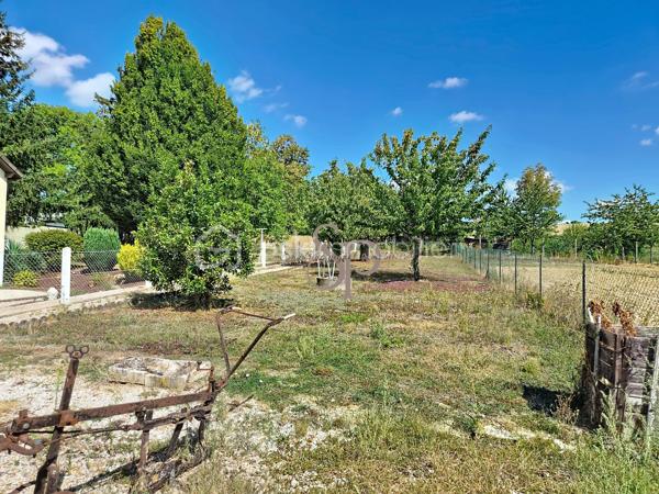 Située à Nailly, dans un environnement calme et agréable, cette maison bénéficie d'un cadre de vie paisible tout en restant à quelques minutes de Sens et de l'ensemble de ses commodités.
Le village dispose d'une école élémentaire, de services de proximité, d'associations. Les familles pourront également profiter des établissements scolaires des communes voisines, avec les écoles maternelles du secteur, le collège de Paron ainsi que les collèges et lycées de Sens. Les commerces et services du quotidien sont facilement accessibles : supermarchés, pharmacies, professionnels de santé et commerces de proximité. Le centre-ville de Sens est accessible en quelques minutes. Côté transports, la gare SNCF de Sens, située à environ 5 km, permet de rejoindre facilement les principaux pôles urbains. Les accès aux autoroutes A5 et A19 sont également rapidement accessibles.

Cette maison à rénover, édifiée sur un sous-sol total, offre une belle base pour un projet de résidence principale ou de rénovation.

Elle se compose d'un sas d'entrée, d'un couloir avec placards, d'une grande chambre avec placard, d'un WC indépendant, d'une cuisine aménagée, d'une salle d'eau avec WC, d'une salle à manger, d'un salon.

Le salon offre la possibilité d'être réaménagé afin de créer une seconde chambre, selon les besoins et le projet des futurs propriétaires.

La maison est équipée d'un chauffage au gaz, volets roulants électriques et dispose d'un assainissement individuel (diagnostic en cours).

Des travaux sont à prévoir, notamment au niveau de l'installation électrique, des huisseries et de la décoration, offrant ainsi la possibilité de personnaliser entièrement le bien selon ses envies.

Vous apprécierez particulièrement la belle vue dégagée sur la campagne et la tranquillité des lieux.

Un bien offrant un cadre de vie agréable et recherché, avec le charme de la campagne et la proximité de Sens, idéal pour les acquéreurs à la recherche d'un projet de rénovation avec potentiel.
