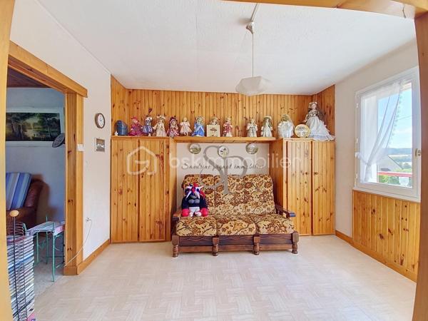 Située à Nailly, dans un environnement calme et agréable, cette maison bénéficie d'un cadre de vie paisible tout en restant à quelques minutes de Sens et de l'ensemble de ses commodités.
Le village dispose d'une école élémentaire, de services de proximité, d'associations. Les familles pourront également profiter des établissements scolaires des communes voisines, avec les écoles maternelles du secteur, le collège de Paron ainsi que les collèges et lycées de Sens. Les commerces et services du quotidien sont facilement accessibles : supermarchés, pharmacies, professionnels de santé et commerces de proximité. Le centre-ville de Sens est accessible en quelques minutes. Côté transports, la gare SNCF de Sens, située à environ 5 km, permet de rejoindre facilement les principaux pôles urbains. Les accès aux autoroutes A5 et A19 sont également rapidement accessibles.

Cette maison à rénover, édifiée sur un sous-sol total, offre une belle base pour un projet de résidence principale ou de rénovation.

Elle se compose d'un sas d'entrée, d'un couloir avec placards, d'une grande chambre avec placard, d'un WC indépendant, d'une cuisine aménagée, d'une salle d'eau avec WC, d'une salle à manger, d'un salon.

Le salon offre la possibilité d'être réaménagé afin de créer une seconde chambre, selon les besoins et le projet des futurs propriétaires.

La maison est équipée d'un chauffage au gaz, volets roulants électriques et dispose d'un assainissement individuel (diagnostic en cours).

Des travaux sont à prévoir, notamment au niveau de l'installation électrique, des huisseries et de la décoration, offrant ainsi la possibilité de personnaliser entièrement le bien selon ses envies.

Vous apprécierez particulièrement la belle vue dégagée sur la campagne et la tranquillité des lieux.

Un bien offrant un cadre de vie agréable et recherché, avec le charme de la campagne et la proximité de Sens, idéal pour les acquéreurs à la recherche d'un projet de rénovation avec potentiel.