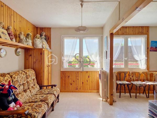 Située à Nailly, dans un environnement calme et agréable, cette maison bénéficie d'un cadre de vie paisible tout en restant à quelques minutes de Sens et de l'ensemble de ses commodités.
Le village dispose d'une école élémentaire, de services de proximité, d'associations. Les familles pourront également profiter des établissements scolaires des communes voisines, avec les écoles maternelles du secteur, le collège de Paron ainsi que les collèges et lycées de Sens. Les commerces et services du quotidien sont facilement accessibles : supermarchés, pharmacies, professionnels de santé et commerces de proximité. Le centre-ville de Sens est accessible en quelques minutes. Côté transports, la gare SNCF de Sens, située à environ 5 km, permet de rejoindre facilement les principaux pôles urbains. Les accès aux autoroutes A5 et A19 sont également rapidement accessibles.

Cette maison à rénover, édifiée sur un sous-sol total, offre une belle base pour un projet de résidence principale ou de rénovation.

Elle se compose d'un sas d'entrée, d'un couloir avec placards, d'une grande chambre avec placard, d'un WC indépendant, d'une cuisine aménagée, d'une salle d'eau avec WC, d'une salle à manger, d'un salon.

Le salon offre la possibilité d'être réaménagé afin de créer une seconde chambre, selon les besoins et le projet des futurs propriétaires.

La maison est équipée d'un chauffage au gaz, volets roulants électriques et dispose d'un assainissement individuel (diagnostic en cours).

Des travaux sont à prévoir, notamment au niveau de l'installation électrique, des huisseries et de la décoration, offrant ainsi la possibilité de personnaliser entièrement le bien selon ses envies.

Vous apprécierez particulièrement la belle vue dégagée sur la campagne et la tranquillité des lieux.

Un bien offrant un cadre de vie agréable et recherché, avec le charme de la campagne et la proximité de Sens, idéal pour les acquéreurs à la recherche d'un projet de rénovation avec potentiel.