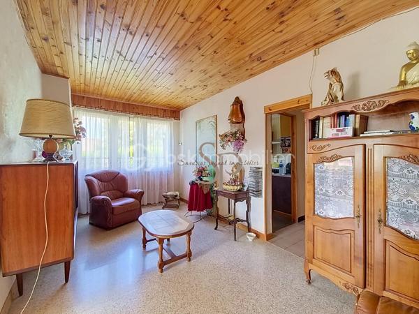 Située à Nailly, dans un environnement calme et agréable, cette maison bénéficie d'un cadre de vie paisible tout en restant à quelques minutes de Sens et de l'ensemble de ses commodités.
Le village dispose d'une école élémentaire, de services de proximité, d'associations. Les familles pourront également profiter des établissements scolaires des communes voisines, avec les écoles maternelles du secteur, le collège de Paron ainsi que les collèges et lycées de Sens. Les commerces et services du quotidien sont facilement accessibles : supermarchés, pharmacies, professionnels de santé et commerces de proximité. Le centre-ville de Sens est accessible en quelques minutes. Côté transports, la gare SNCF de Sens, située à environ 5 km, permet de rejoindre facilement les principaux pôles urbains. Les accès aux autoroutes A5 et A19 sont également rapidement accessibles.

Cette maison à rénover, édifiée sur un sous-sol total, offre une belle base pour un projet de résidence principale ou de rénovation.

Elle se compose d'un sas d'entrée, d'un couloir avec placards, d'une grande chambre avec placard, d'un WC indépendant, d'une cuisine aménagée, d'une salle d'eau avec WC, d'une salle à manger, d'un salon.

Le salon offre la possibilité d'être réaménagé afin de créer une seconde chambre, selon les besoins et le projet des futurs propriétaires.

La maison est équipée d'un chauffage au gaz, volets roulants électriques et dispose d'un assainissement individuel (diagnostic en cours).

Des travaux sont à prévoir, notamment au niveau de l'installation électrique, des huisseries et de la décoration, offrant ainsi la possibilité de personnaliser entièrement le bien selon ses envies.

Vous apprécierez particulièrement la belle vue dégagée sur la campagne et la tranquillité des lieux.

Un bien offrant un cadre de vie agréable et recherché, avec le charme de la campagne et la proximité de Sens, idéal pour les acquéreurs à la recherche d'un projet de rénovation avec potentiel.